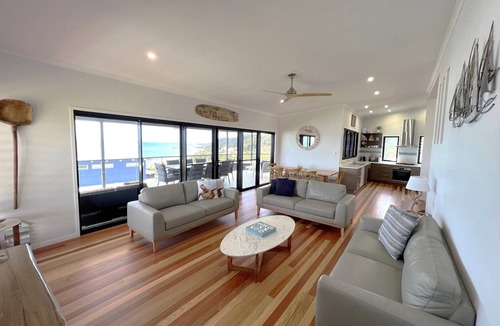 Brisbane Waterfront House | ALLURE BEACH HOUSE! 4 Bed, 2 Bath, Stunning Ocean Views, Air Conditioning, Wifi.