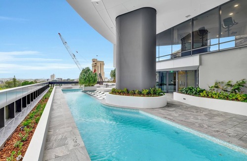 Brisbane Central Business District Apartment | Alluring Brisbane River View 3BR with Study