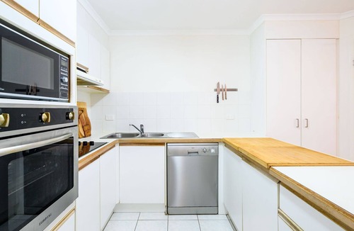 Main Beach Apartment | Aloha by the Beach - Sun, Sand, and Comfort