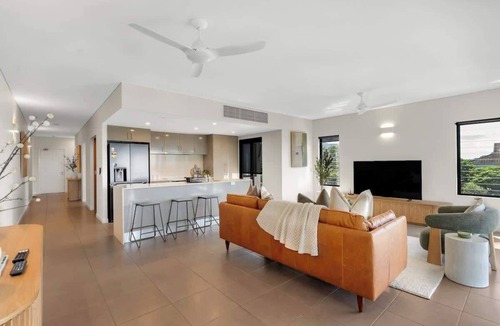 Trinity Beach Apartment | Amalfi—Ocean Views & Pool near Beach & Restaurants