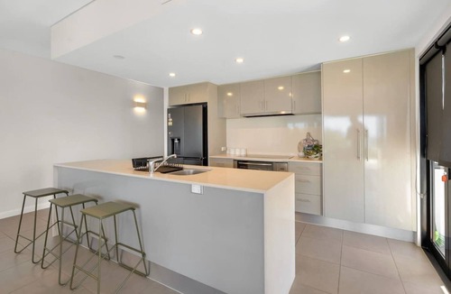 Trinity Beach Apartment | Amalfi—Ocean Views & Pool near Beach & Restaurants