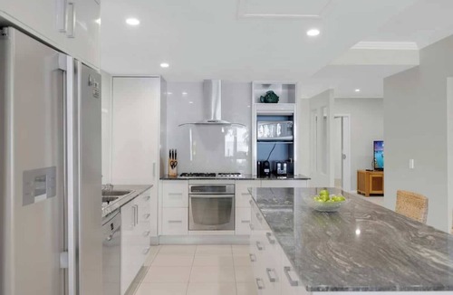 Palm Cove Apartment | Amarillo at Island Views—Breezy Waterfront Bliss