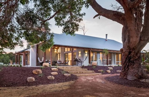 Quindalup House | Amaroo - Luxe Hinterland Three-bedroom Farmhouse with Studio
