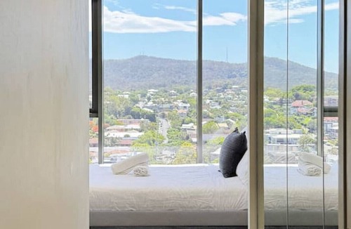 Toowong Apartment | Amazing Views - 2BD 2BA Homey Toowong Abode + Pool