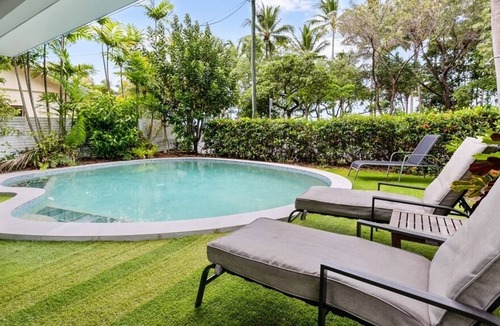 Clifton Beach House | An Expansive Poolside Retreat right in front of the Coral Sea