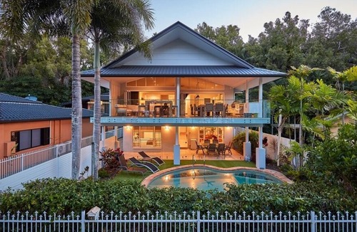 Clifton Beach House | An Expansive Poolside Retreat right in front of the Coral Sea