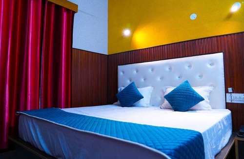 Una Hotel | Apna Niwas