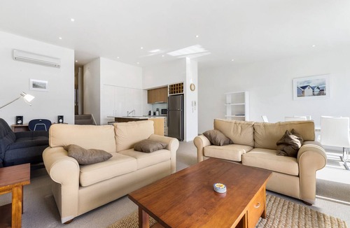 Apollo Bay Apartment | Apollo Blue 11 - Modern, Ocean Views, Central Location.