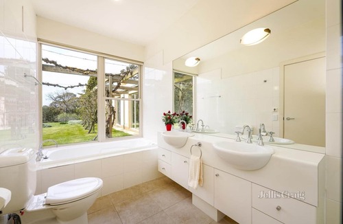 Newham House | Applegarth - Hanging Rock Views, Near Wineries, Rural 3BR Stay!