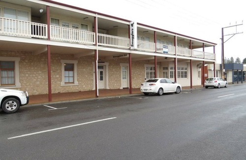 Victor Harbor Apartment | Apt 22 Smugglers Inn Central Victor Harbor 5 mins to everything .