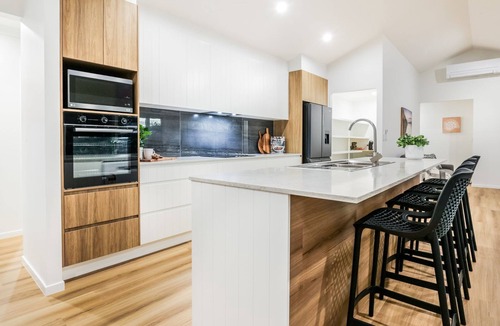 Agnes Water House | Aquatic Abode - stunning new 4 bedroom with air con & pool.