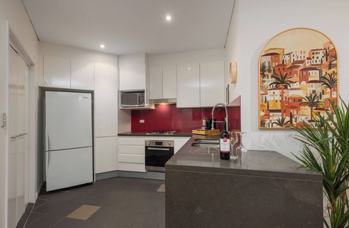 Brisbane Central Business District Apartment | Arabian Nights-Level 60-Meriton Suites