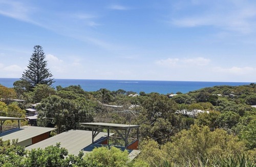 Point Lookout House | Architect designed family beach house perched high on a hill with water.