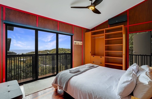 Point Lookout House | Architect designed family beach house perched high on a hill with water.