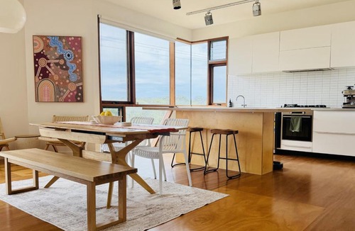 Golden Beach House | Architectural Coastal Retreat 100m to Beach