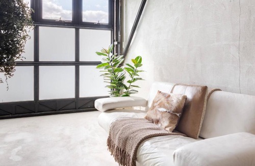 St Kilda Villa | Architectural Home, Pool Oasis/Steps from Trendy Chapel St.