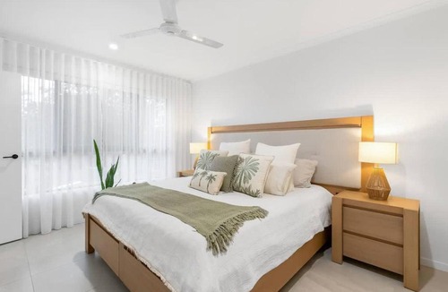 Palm Cove House | Argentea Cove - Poolside Escape near Palm Cove Beach