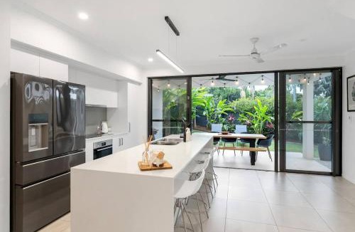Palm Cove House | Argentea Cove - Poolside Escape near Palm Cove Beach
