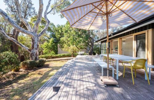 Somers House | Arlo Beach House - Beachside, Pet Friendly, Fireplace