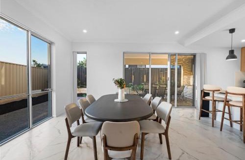Hillarys House | Art Residence - Luxury Coastal Stay in Hillarys