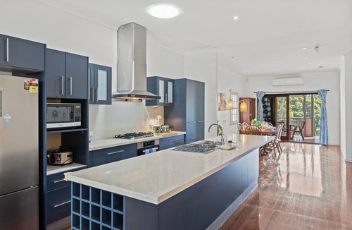 Norman Park House | Artistic Queenslander with Park Views - near City!