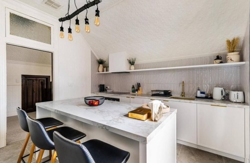 Albert Park Apartment | Artos Stays-Modernised Victorian Masterpiece | City-View Sunroom!