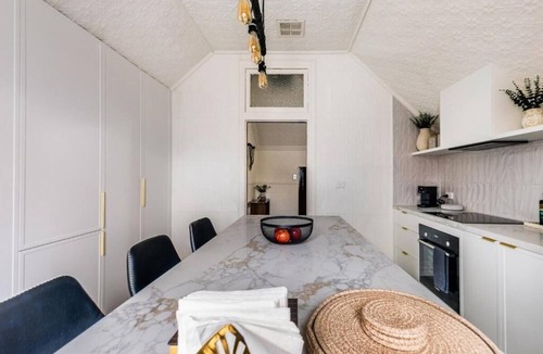 Albert Park Apartment | Artos Stays-Modernised Victorian Masterpiece | City-View Sunroom!