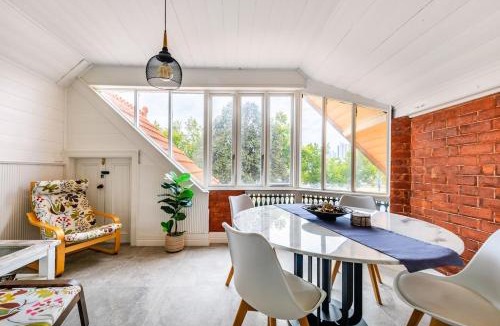 Albert Park Apartment | Artos Stays-Modernised Victorian Masterpiece with City View Sunroom!
