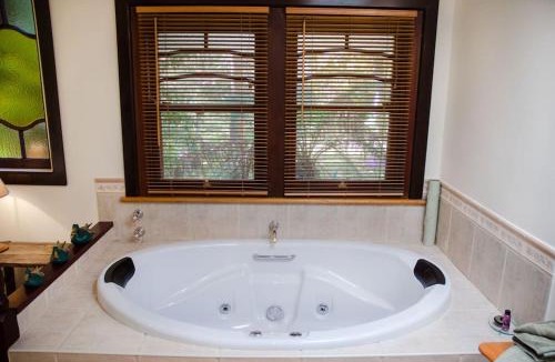 Bright Villa | Ashwood Cottages