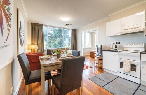 Auchenflower Apartment | Auchenflower 1BR Retreat, Parking Close to UQ & M5