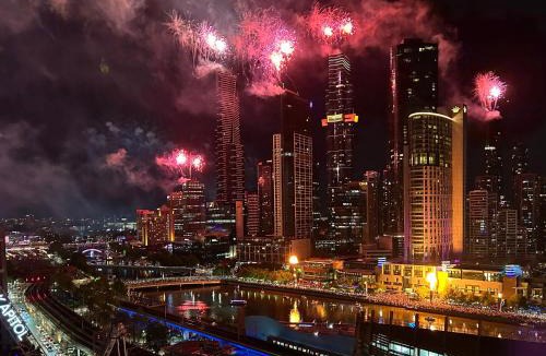 Melbourne Central Business District Apartment | Aura2107, CBD Entire 2 Bedroom Apartment with Balcony and Stunning Yarra River Views