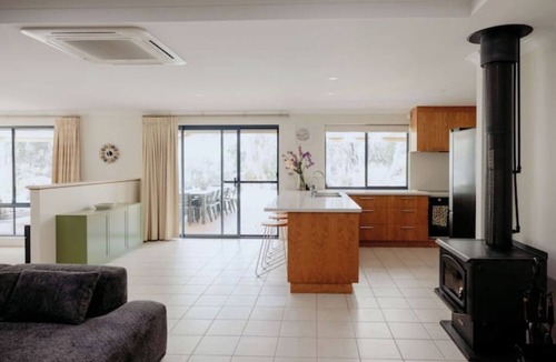 Yallingup House | Autumn Rise: spacious home + generous alfresco + beautiful native gardens
