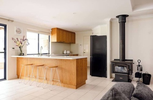 Yallingup House | Autumn Rise: spacious home + generous alfresco + beautiful native gardens