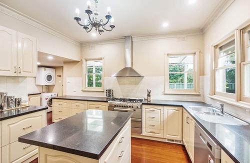 Echuca House | Ayr House - Echuca Holiday Homes