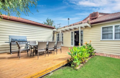 Echuca House | Ayr House - Echuca Holiday Homes