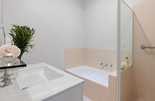 Moss Vale Villa | Azalea Court – walking distance to shops & golf courses