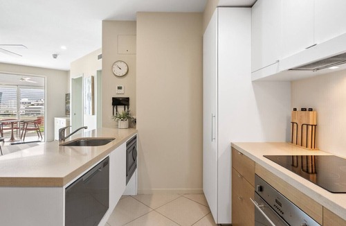 Cairns North Apartment | Azureside Apartment Retreat – 5th Floor Stay Near Cairns Esplanade with Pool