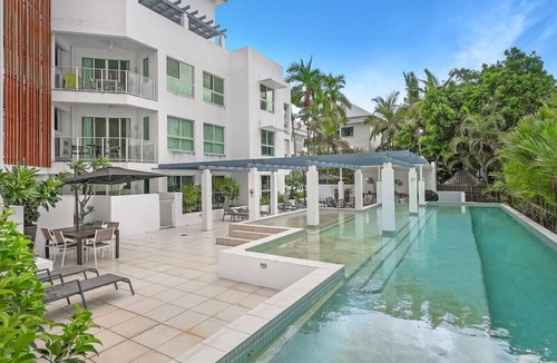 Cairns North Apartment | Azureside Apartment Retreat – 5th Floor Stay Near Cairns Esplanade with Pool