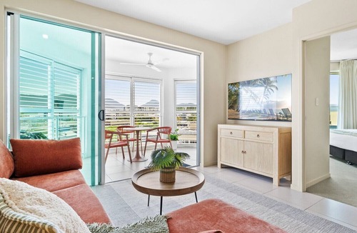 Cairns North Apartment | Azureside Apartment Retreat – 5th Floor Stay Near Cairns Esplanade with Pool