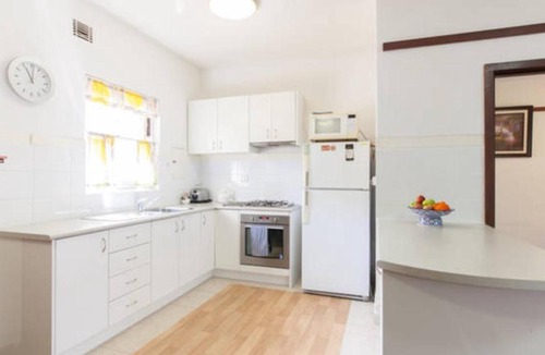 Crawley Apartment | B4 Crawley Apartment 1 BRM & Sleepout near UWA