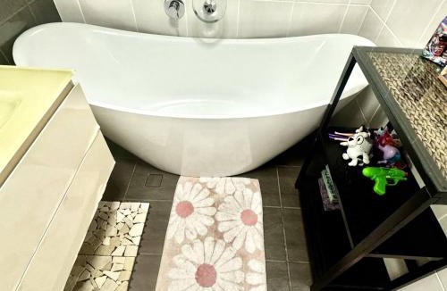 Clifton Beach House | Backpacker Bunks and Queen Pool Clifton Beach