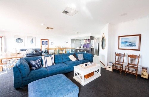 Encounter Bay House | BaeView: Panoramic Group Stay Above Encounter Bay