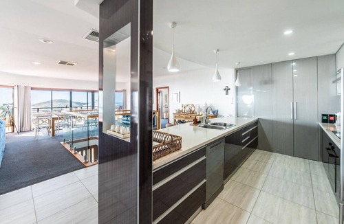 Encounter Bay House | BaeView: Panoramic Group Stay Above Encounter Bay