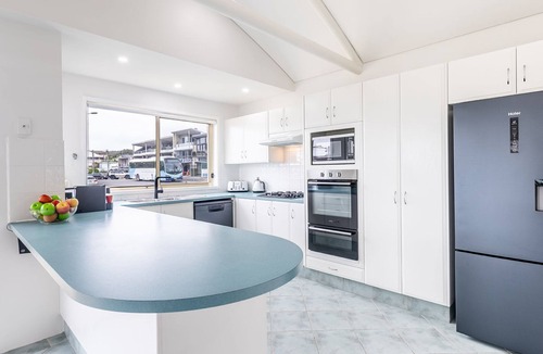 Fingal Bay House | Baia Villa air con WiFi and views of Fingal Beach