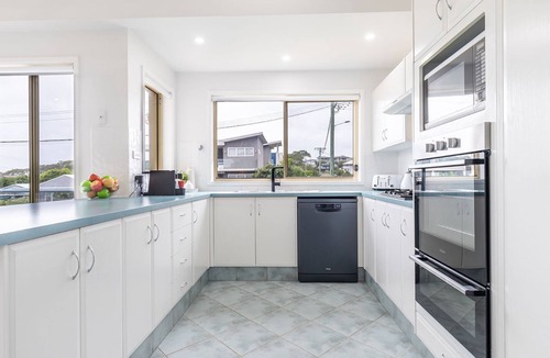 Fingal Bay House | Baia Villa air con WiFi and views of Fingal Beach