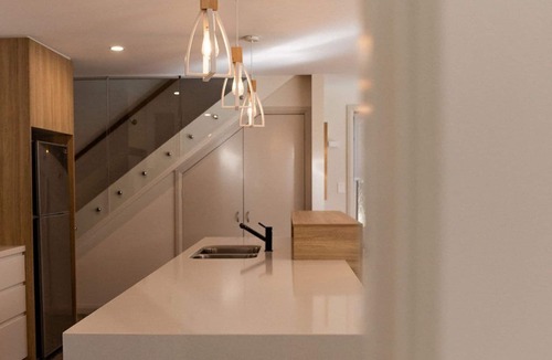 Binalong Bay House | Baileys Beach House - A stunning modern house only stones throw from the beach