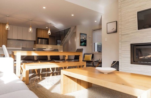 Binalong Bay House | Baileys Beach House - A stunning modern house only stones throw from the beach