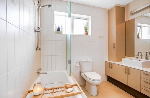 Balaclava Apartment | Balaclava Top Floor Apt with CitySkylineView & Parking