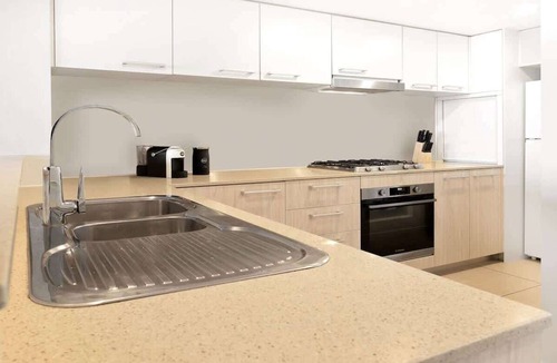 Spring Hill Apartment | Balcony Views, Parking, Gym, Walk to Brisbane CBD