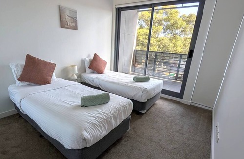 Balwyn North Apartment | Balwyn Bright Beauty|Balcony|Parking|Walk to Shops
